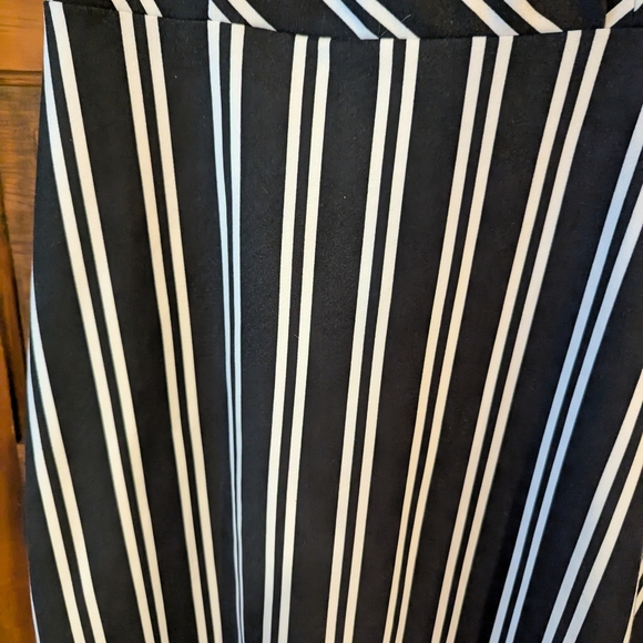 Elle Black and White Sleeveless V-Neck A-Line Dress - Picture 3 of 7